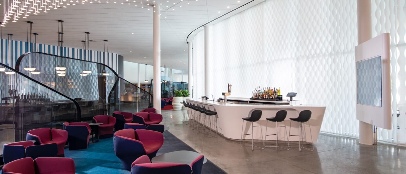 Três tipos de coquetéis diferentes dispostos no balcão de madeira de um bar do Universal’s Aventura Hotel.
