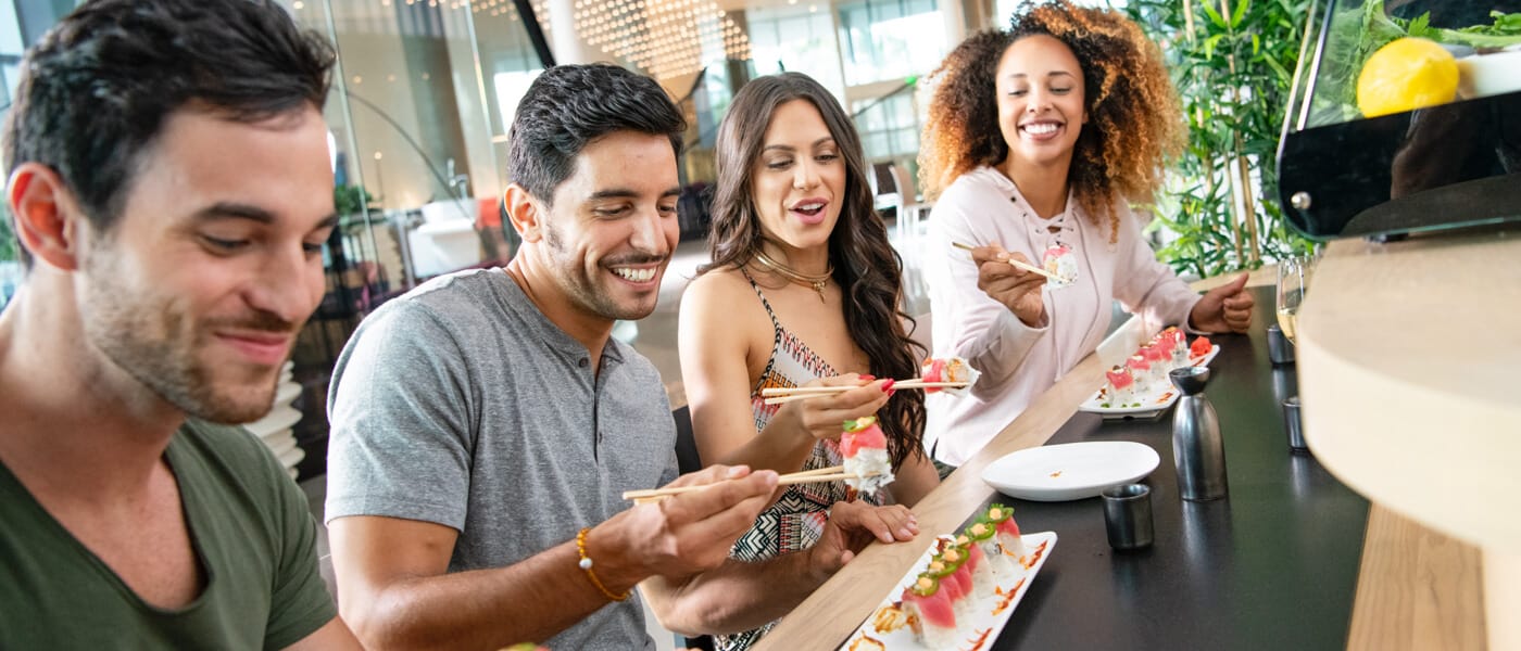 Amigos comendo sushi no Urban Pantry, no Universal's Aventura Hotel.