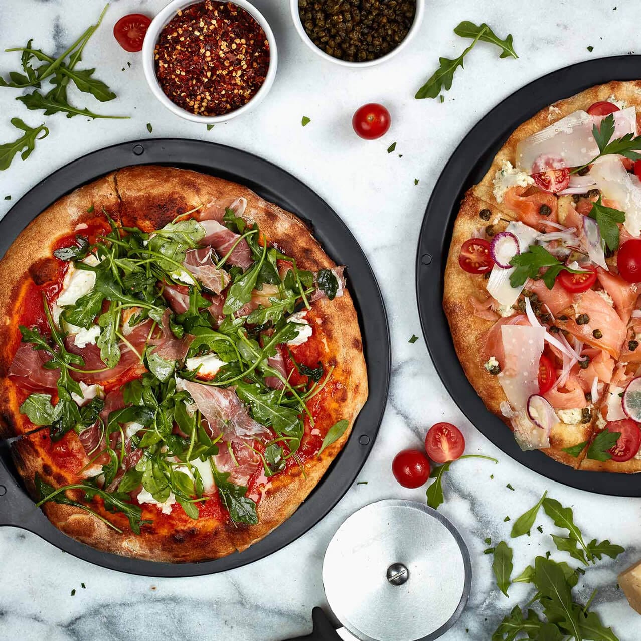 Uma foto aérea de duas pizzas artesanais feitas na hora no restaurante Urban Pantry do Universal's Aventura Hotel.