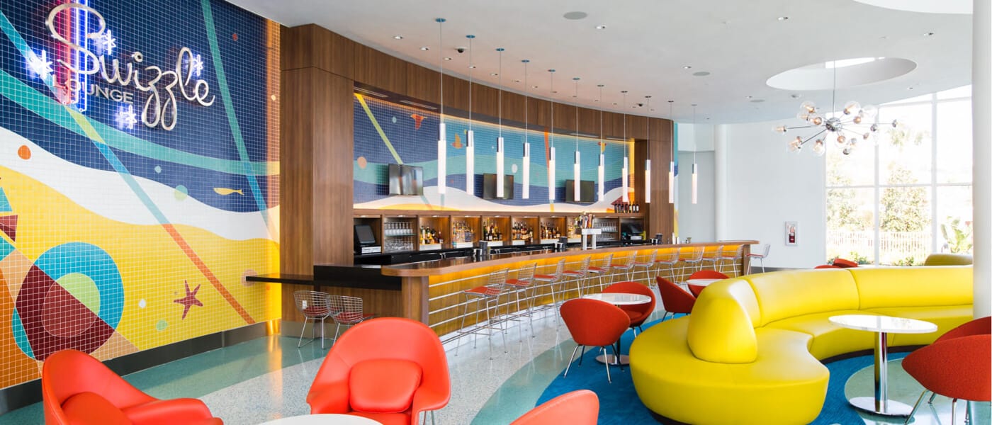 Swizzle Lounge, bar no salão do Cabana Bay Beach Resort, um resort retrô no complexo do Universal Orlando.