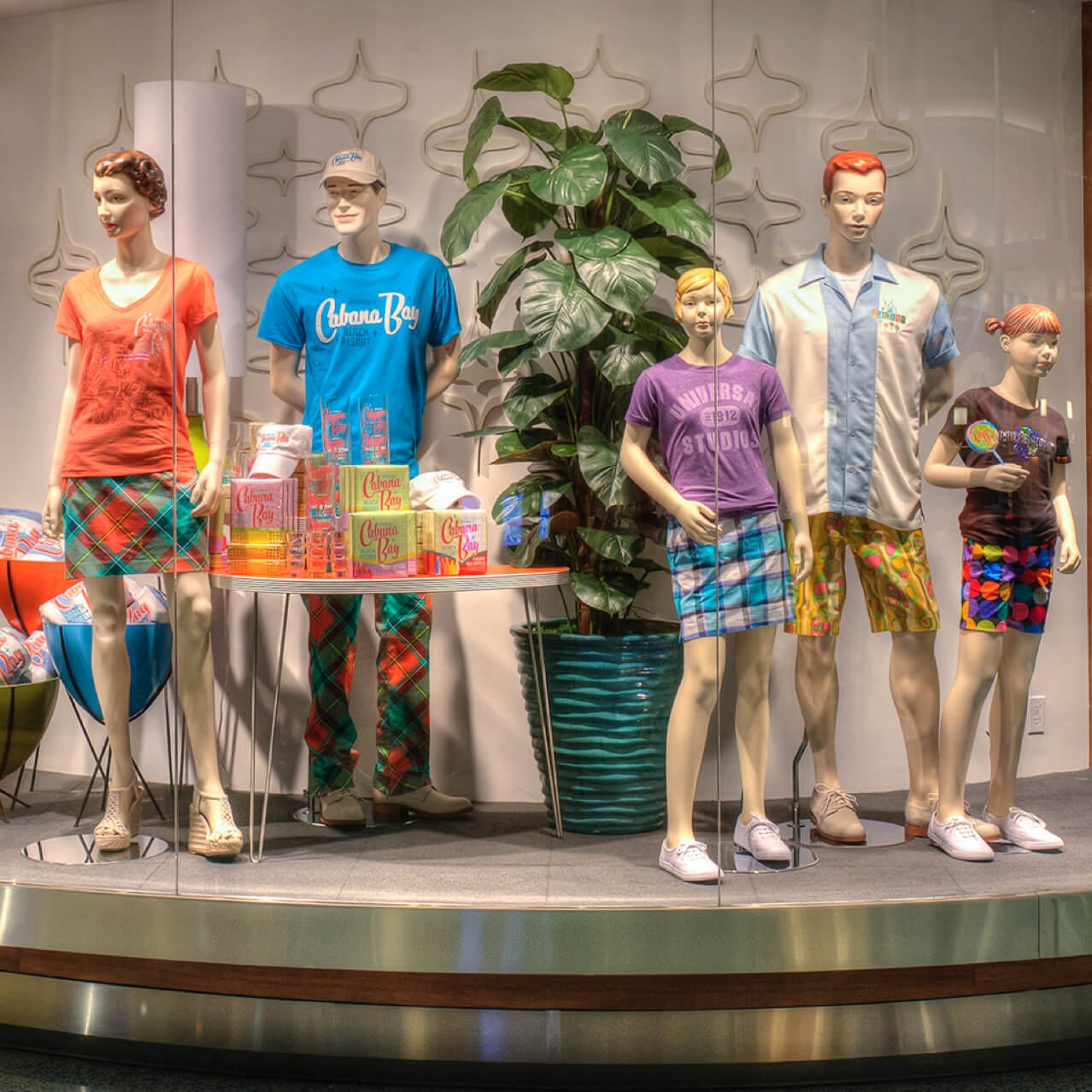 Uma vitrine com roupas coloridas de resort disponíveis em uma loja de presentes no Universal's Cabana Bay Beach Resort, em Orlando.