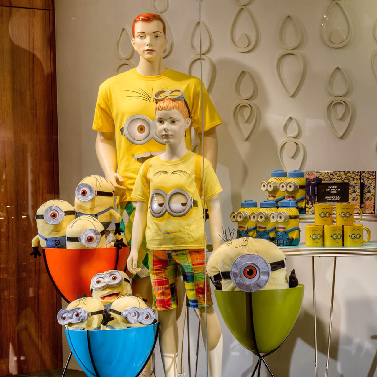 Uma vitrine mostra uma família de manequins com produtos temáticos dos Minions na loja do Universal Orlando Resort dentro do Cabana Bay Beach Resort.