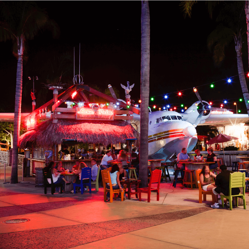 Os clientes podem relaxar nas mesas ao lado do tiki bar Lone Palm Airport e do antigo hidroavião de Jimmy Buffett.