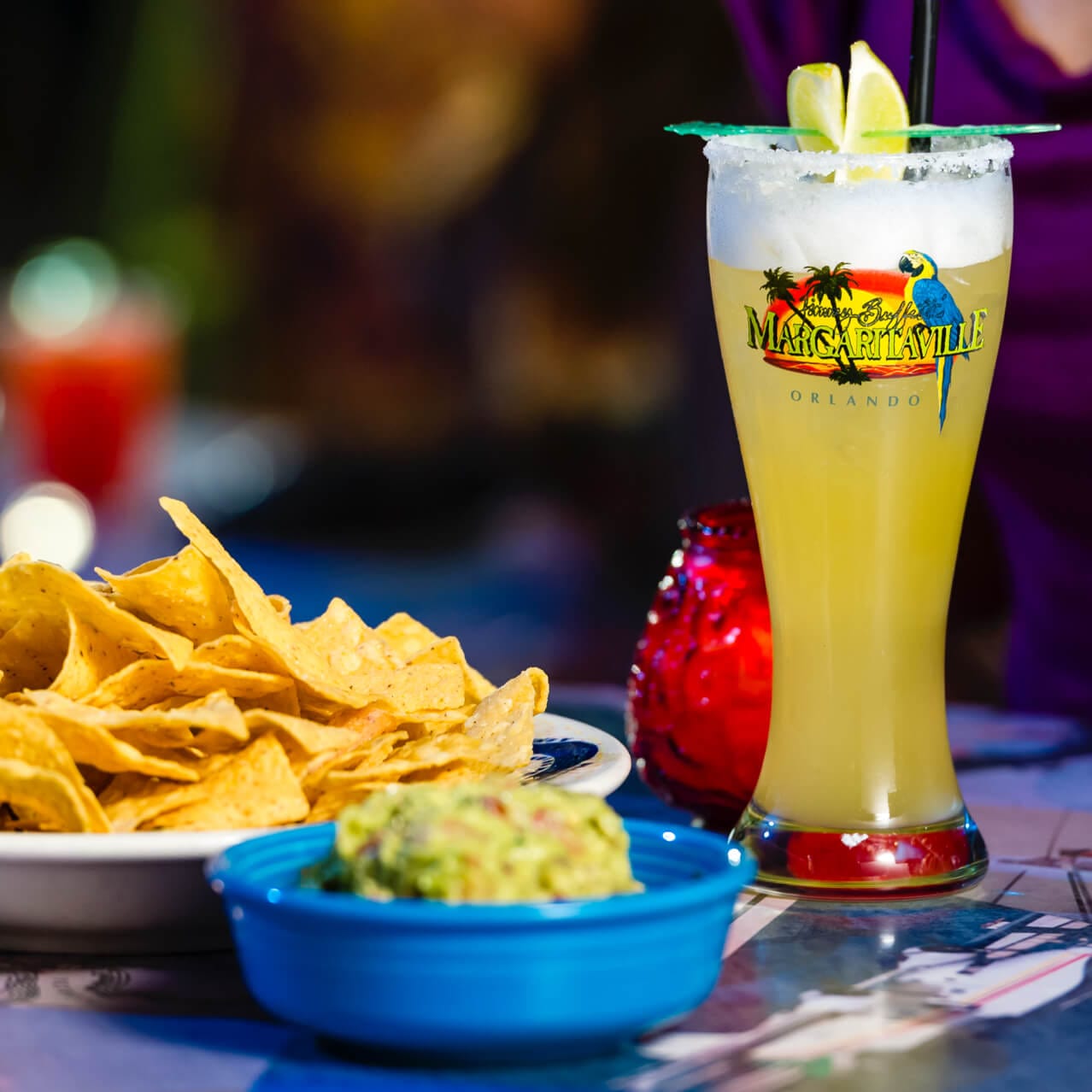 Tortilhas e guacamole ao lado de uma margarita no restaurante Jimmy Buffett's Margaritaville no Universal CityWalk.