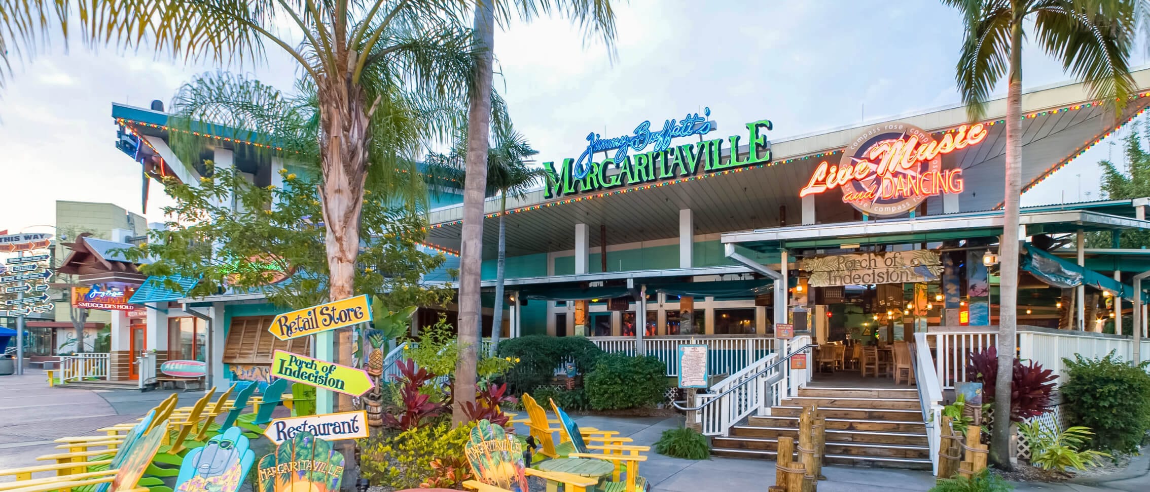 Palmeiras e cadeiras no estilo Adirondack dão um clima tropical à área externa do Jimmy Buffett's Margaritaville no Universal CityWalk