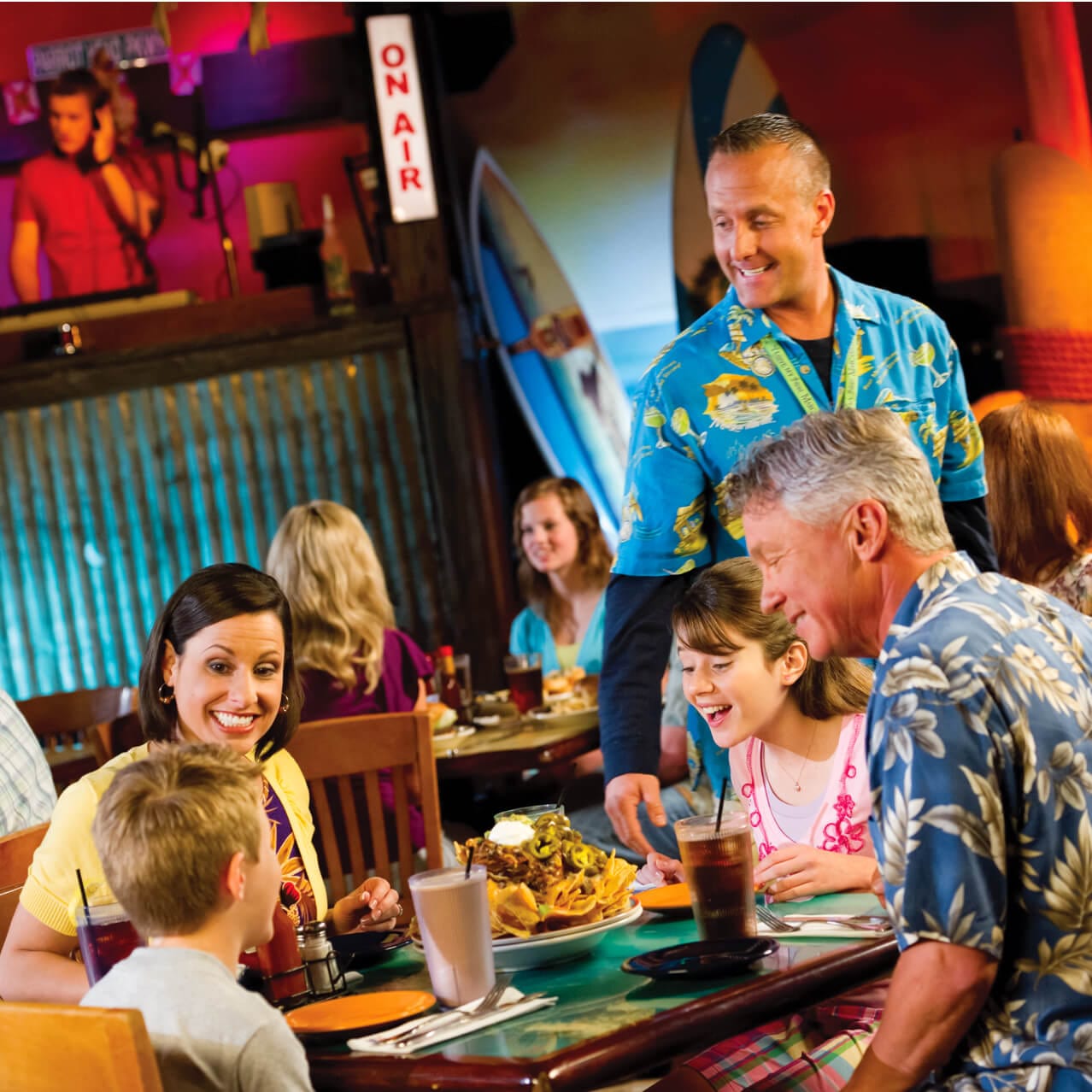 Uma grande porção de nachos é servida para uma família em uma mesa do Jimmy Buffett's Margaritaville no Universal CityWalk.
