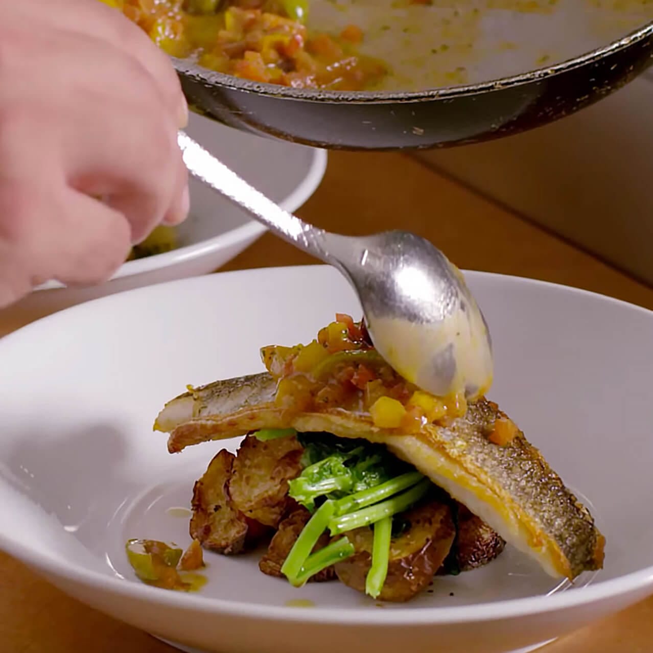 Imagem estática de um prato de peixe de um vídeo sobre o VIVO Italian Kitchen, um restaurante no Universal CityWalk Orlando.