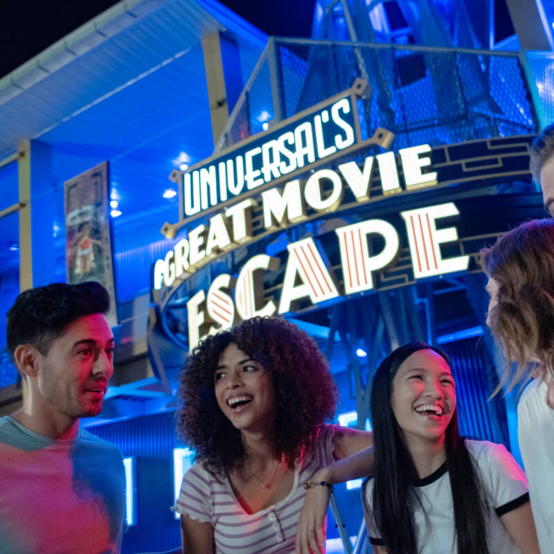 Um grupo de amigos se divertindo no Universal’s Great Movie Escape.
