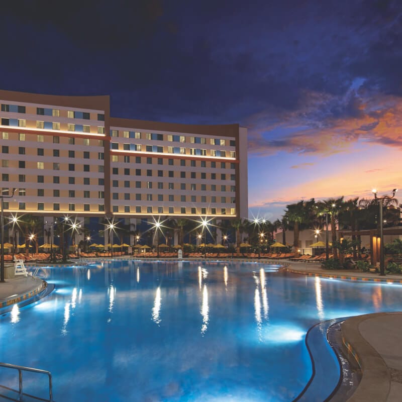 Universal's Endless Summer Resort – Piscina no Dockside Inn and Suites à noite. 