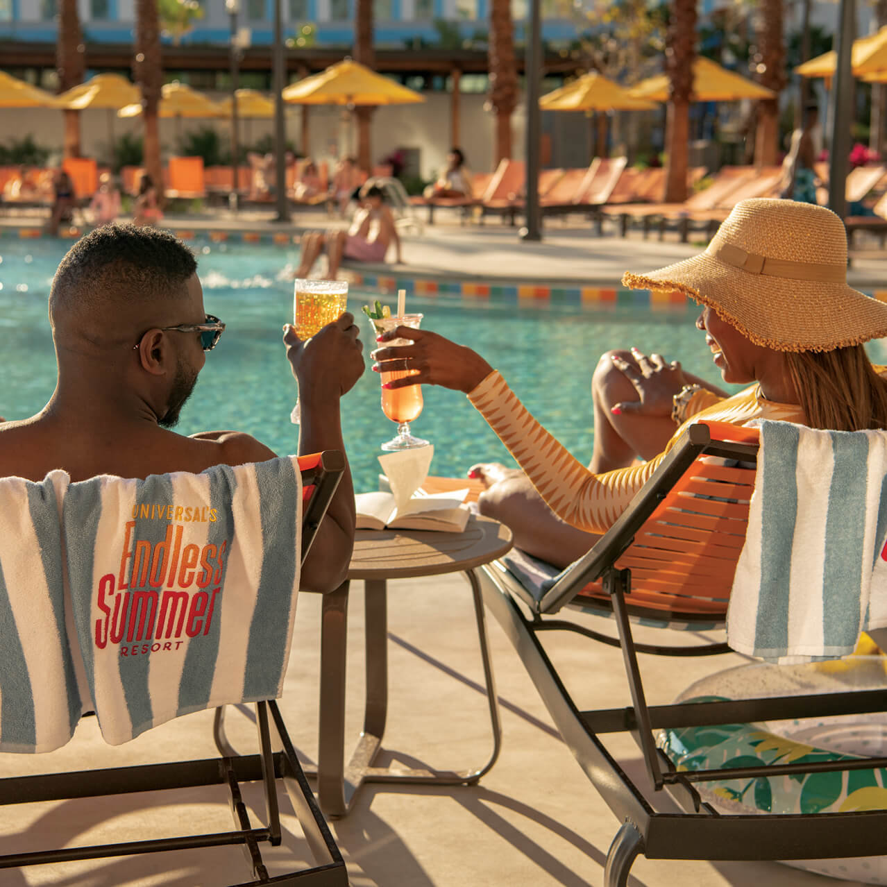 Amigos se refrescam com bebidas e descansam com os pés na piscina do Dockside Inn and Suites.