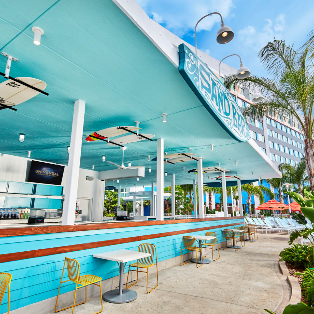 O exterior do Sand Bar no Surfside Inn and Suites.