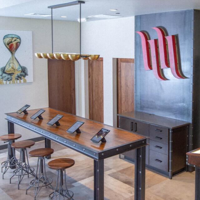Uma mesa e bancos de bar na Hart & Huntington Tattoo Company no Universal Orlando.