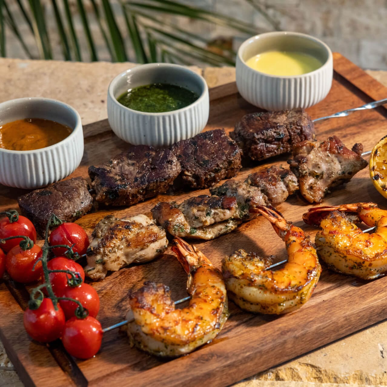 Shish Kebabs com frango Za'atar, camarões harissa e carne temperada com pimentão (molho de alho, molho marroquino de chermoula com ervas, daqoos), servidos no Flora Taverna.