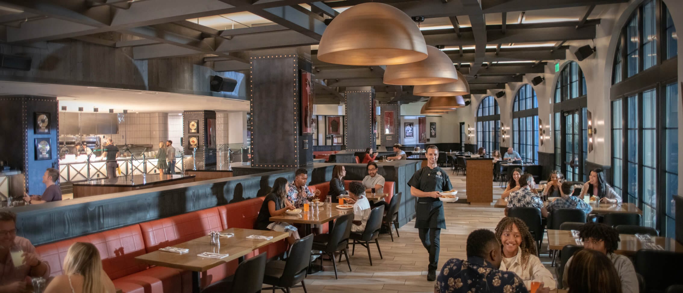 Salão de refeições do restaurante The Kitchen localizado no Hard Rock Hotel no Universal Orlando Resort.