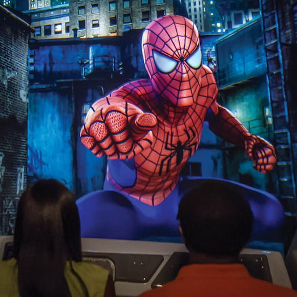Visitantes curtindo The Amazing Adventures of Spider Man 3D no Universal's Islands of Adventure, em Orlando.