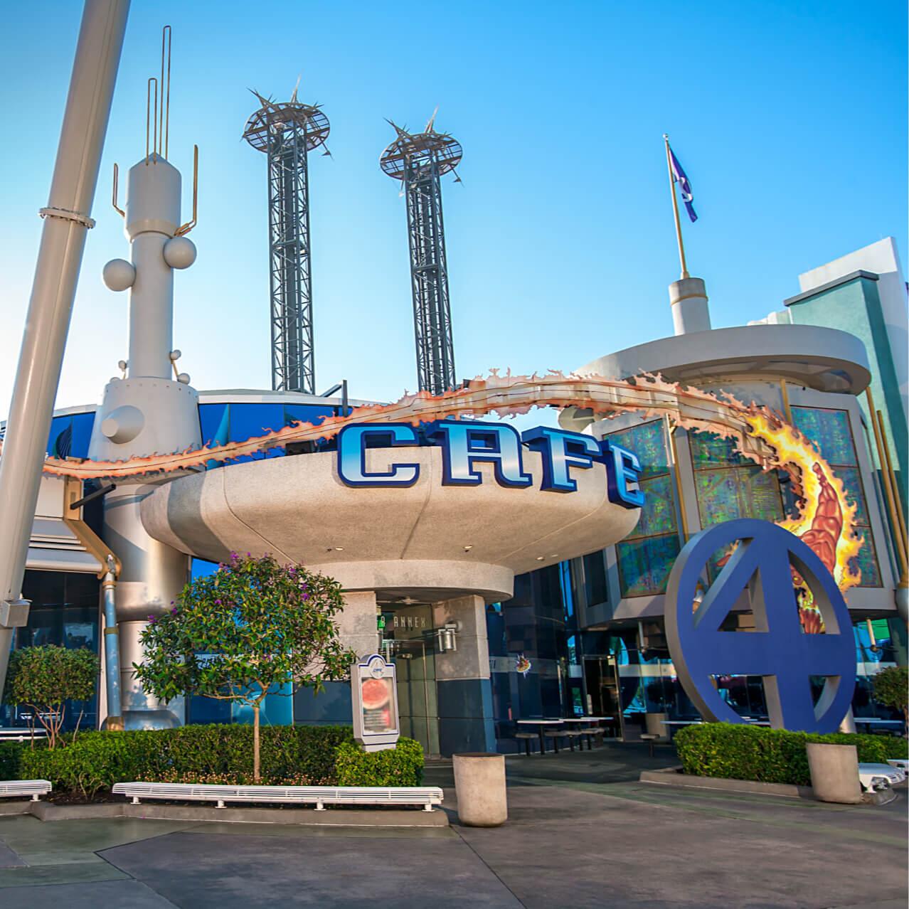 Exterior do Cafe 4 no Universal Orlando, decorado com personagens do Quarteto Fantástico da Marvel.