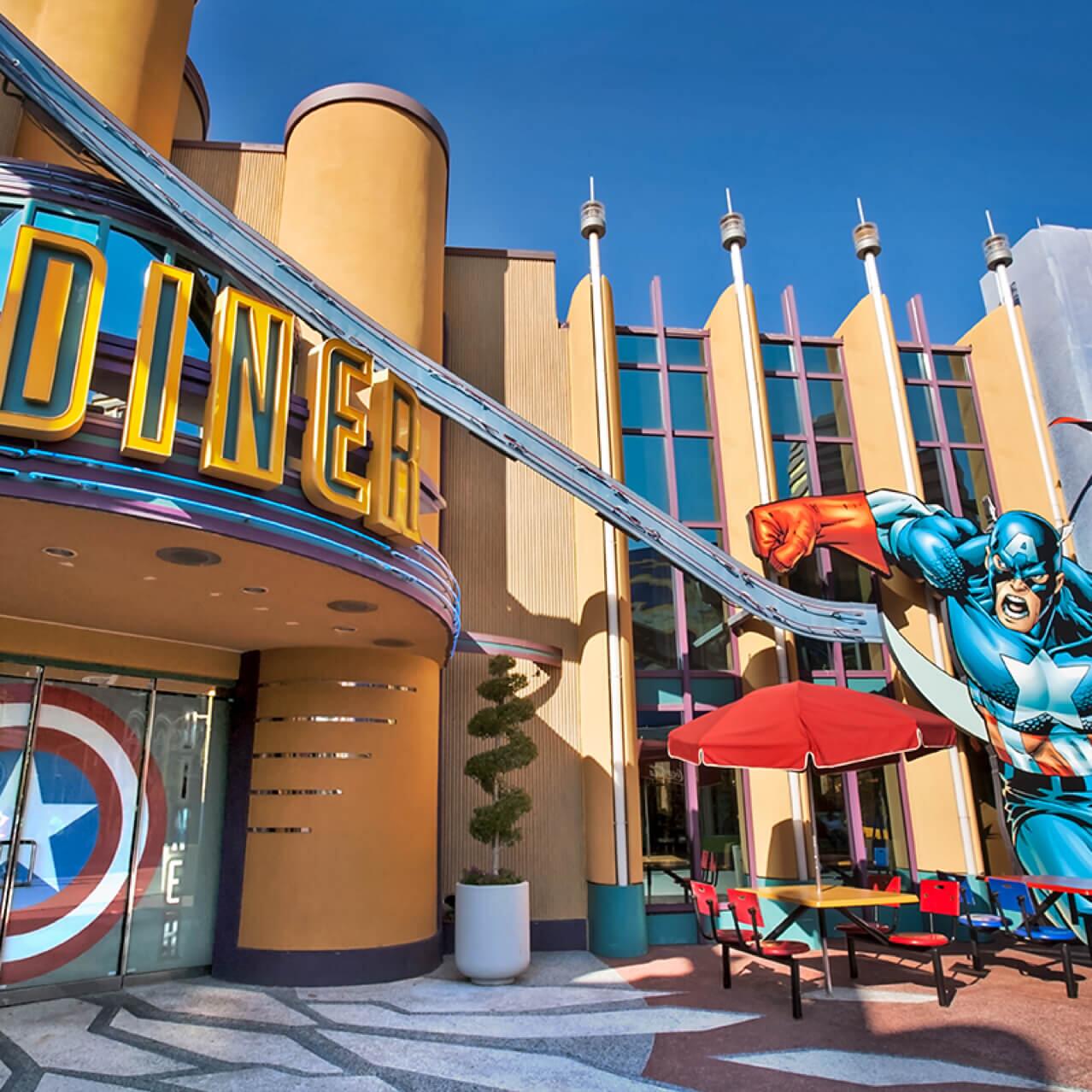 Um retrato do super-herói da Marvel, Capitão América, na entrada de sua colorida lanchonete no Islands of Adventure dentro do Universal Orlando.