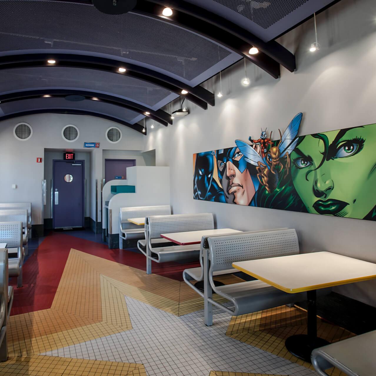 As obras de arte dos personagens de quadrinhos da Marvel estão penduradas nas paredes do moderno Captain America Diner, um restaurante popular no Universal Orlando.