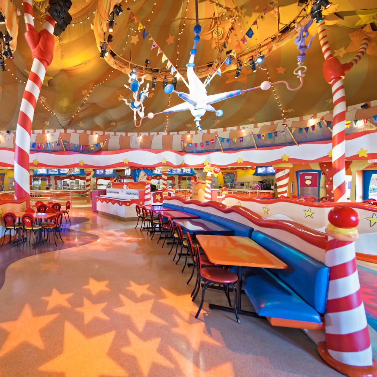 O interior do Circus McGurkus Cafe Stoopendous, um restaurante de serviço em balcão no Universal Orlando, projetado para se parecer com um imaginativo circo de três picadeiros.