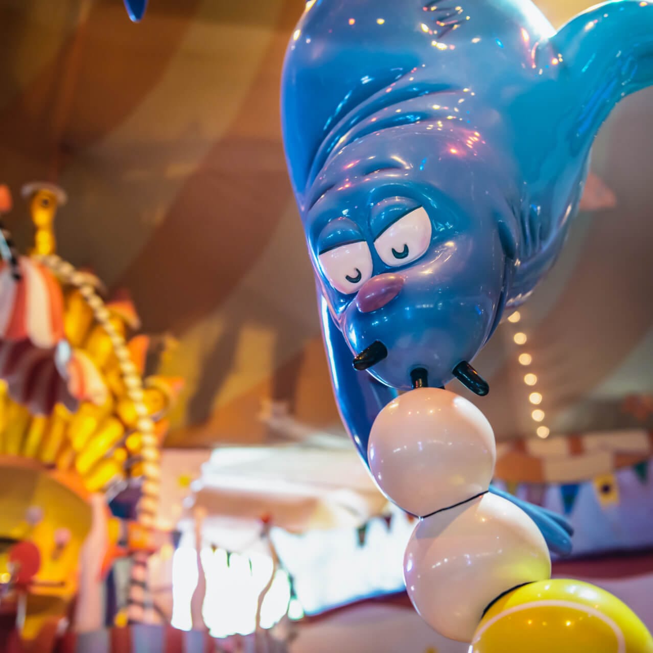 Um personagem da mente do Dr. Seuss se equilibra em uma bola dentro do Circus McGurkus Cafe Stoopendous, um restaurante de serviço em balcão no Universal Orlando.