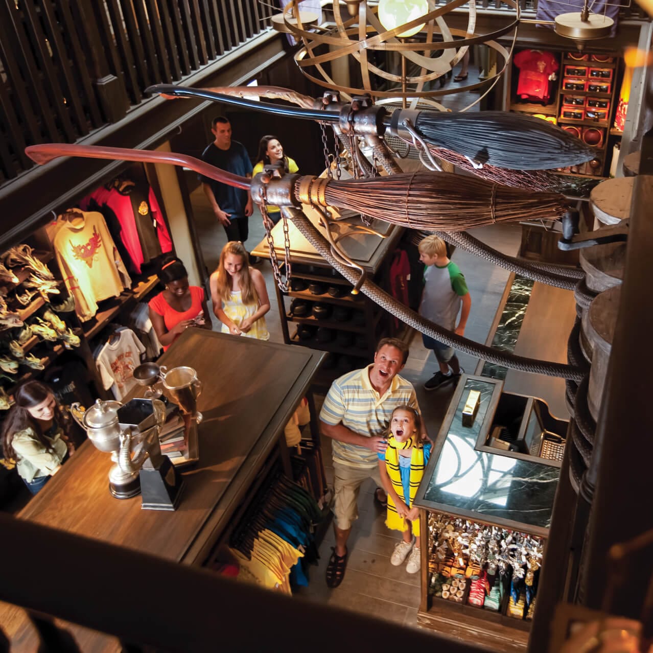 Visitante olhando presentes relacionados a Hogwarts, Quadribol e muito mais na loja Dervish and Banges no The Wizarding World of Harry Potter no Universal Orlando.