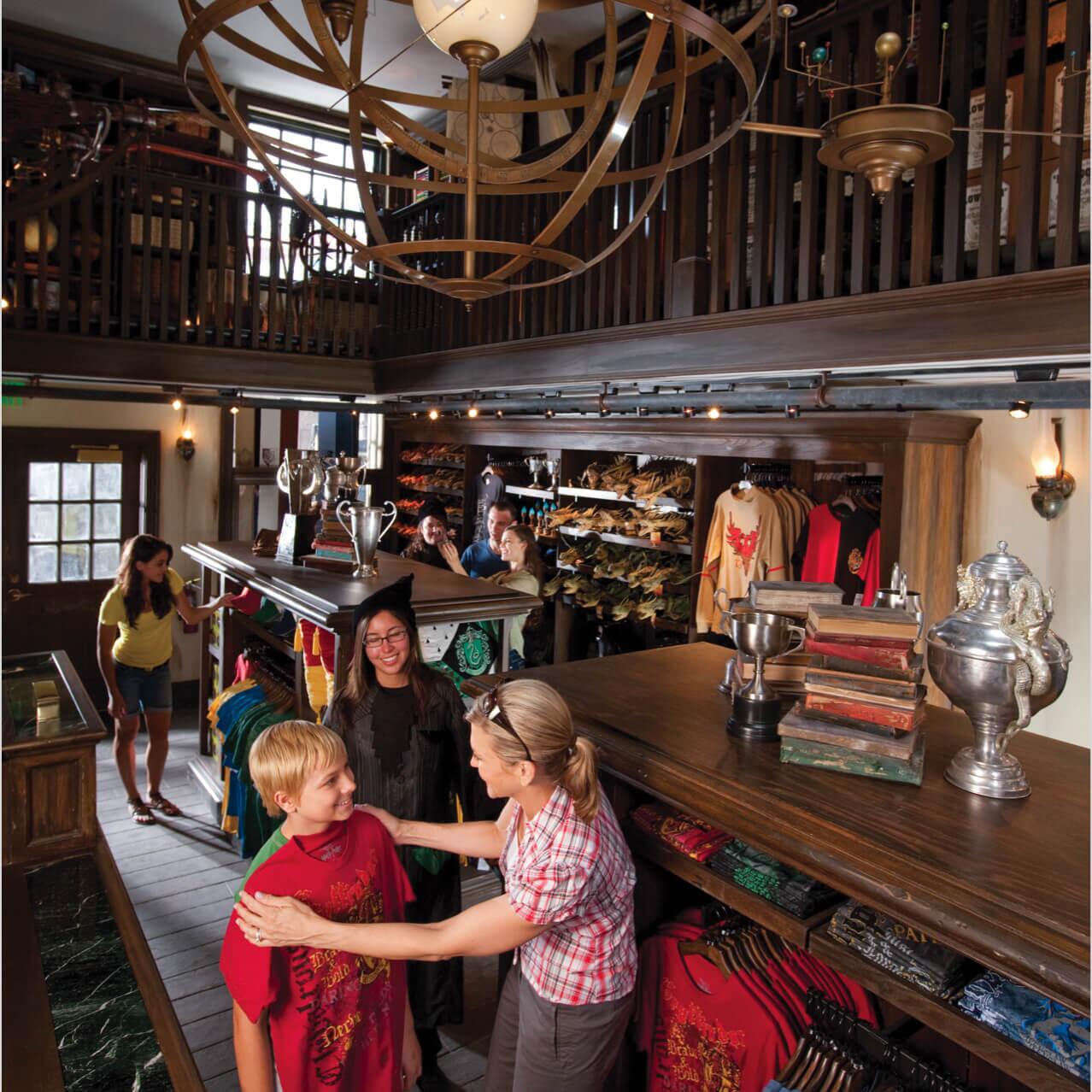 Os visitantes fazem compras na Dervish and Banges no Universal Studios Orlando para comprar camisetas, vassouras, roupas, robes, cachecóis, brinquedos e muito mais com o tema de Harry Potter.