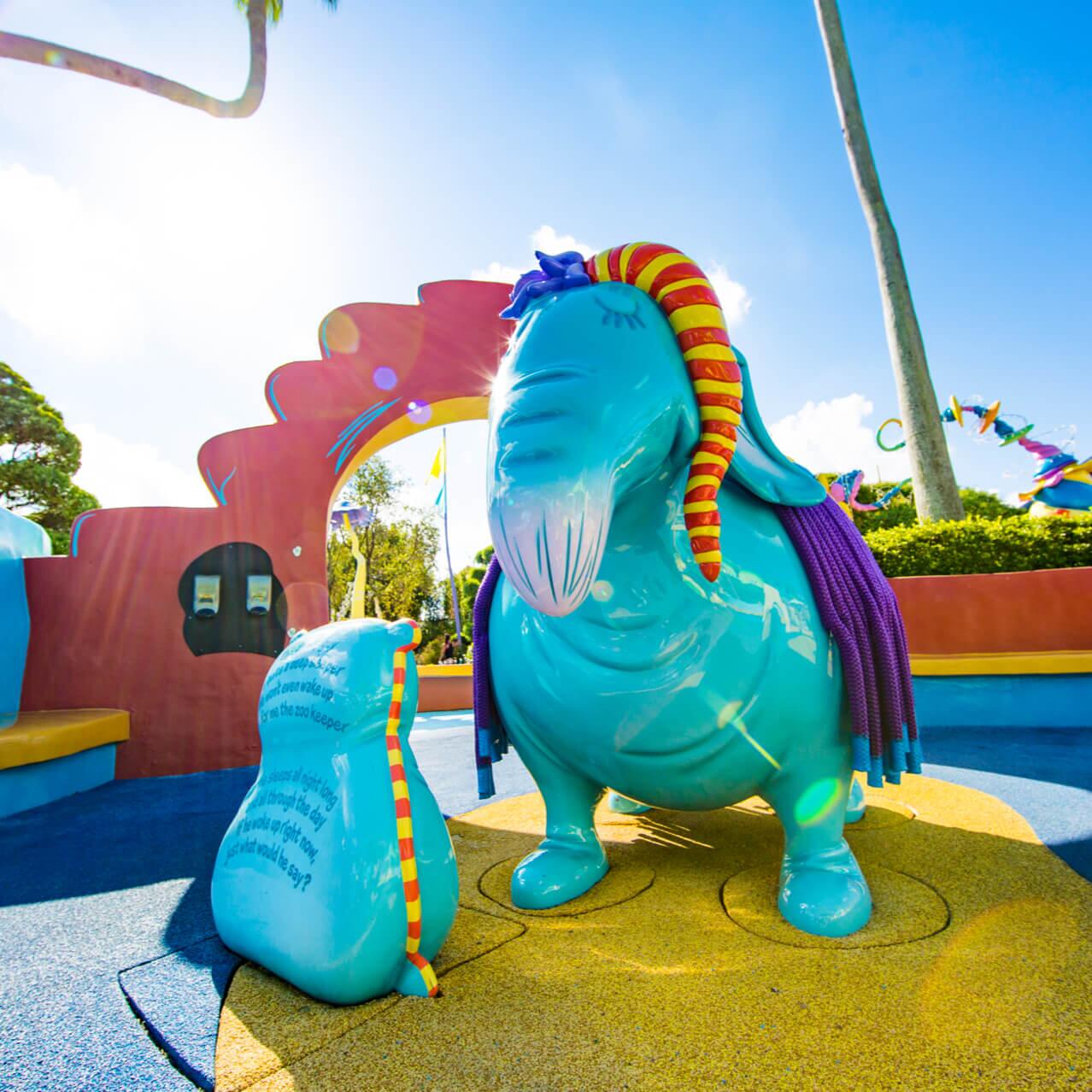 Elefante azul na área infantil If I Ran the Zoo™ no Universal Orlando’ s Islands of Adventure.
