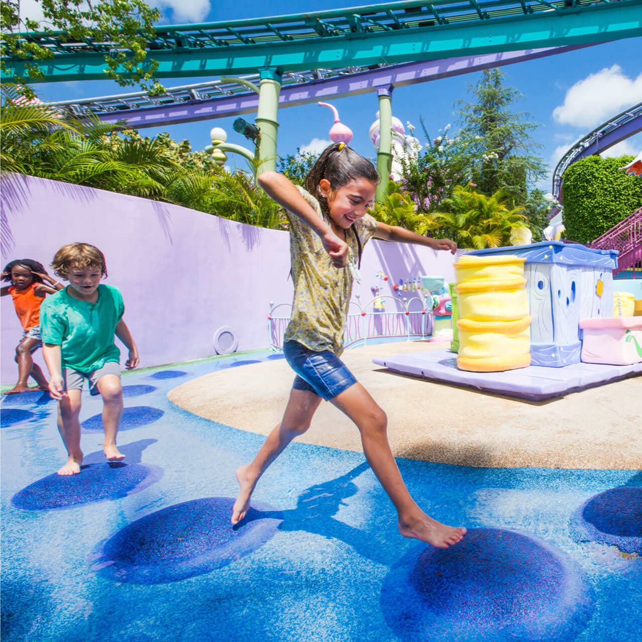 Crianças brincam na área infantil If I Ran the Zoo™ no Universal Orlando's Islands of Adventure.