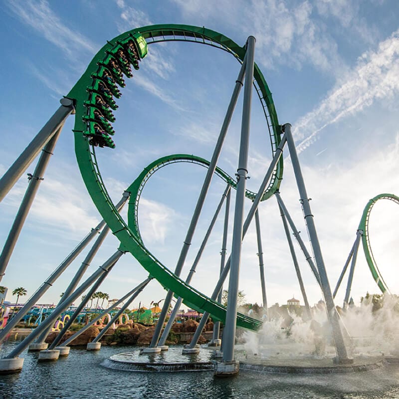A montanha-russa The Incredible Hulk corre de cabeça para baixo em trilhos verdes circulares sobre o Universal’s Islands of Adventure.