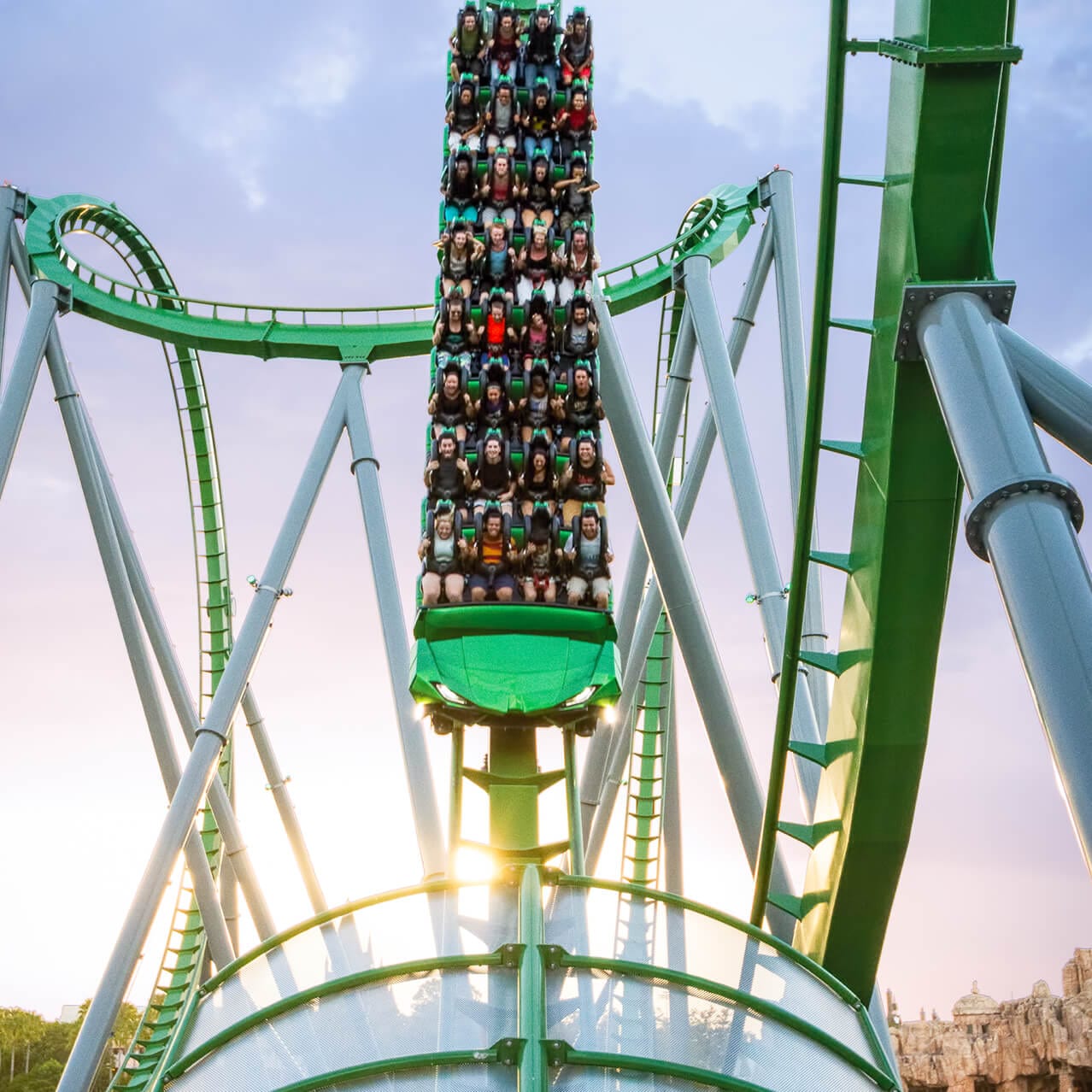 Um carro de montanha-russa desce uma queda impressionante no The Incredible Hulk Coaster na área Marvel Super Hero Island do Universal's Islands of Adventure, em Orlando.