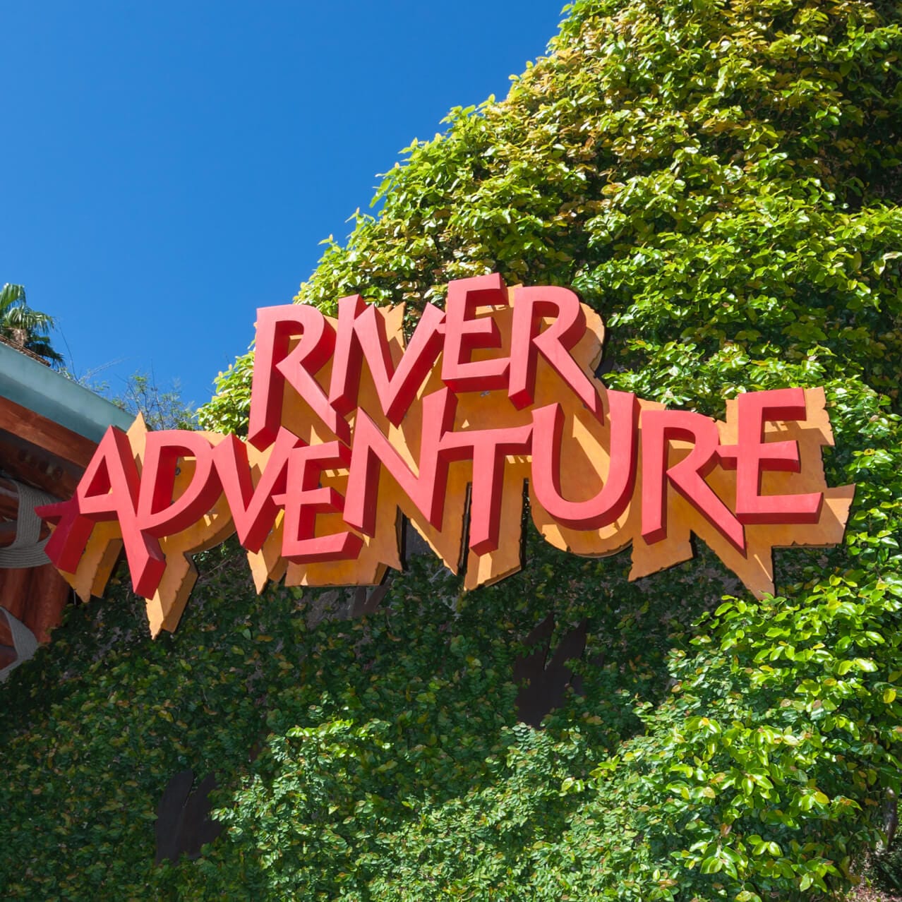 Entrada de frente da emocionante atração Jurassic Park River Adventure, onde você pode ver um T. Rex e outros dinossauros no Universal Orlando.