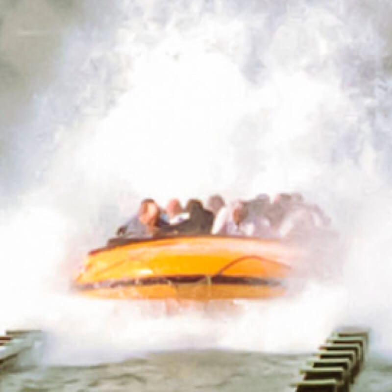 Imagem 2 de Fatos breves Jurassic Park River Adventure contendo um barco caindo na água