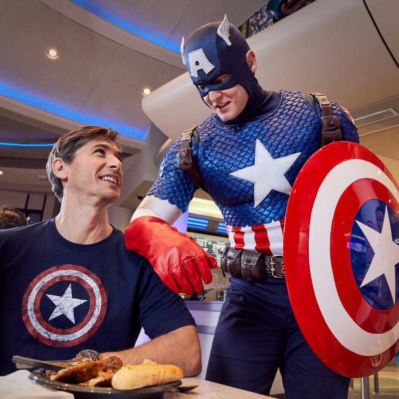 Capitão América conversando com fã na experiência Marvel Character Dinner no Universal Islands of Adventure.