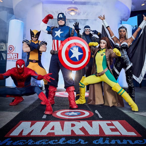 Os personagens da Marvel, Homem-Aranha, Wolverine, Capitão América, Ciclope, Tempestade e Vampira posam juntos no Universal’s Islands of Adventure.