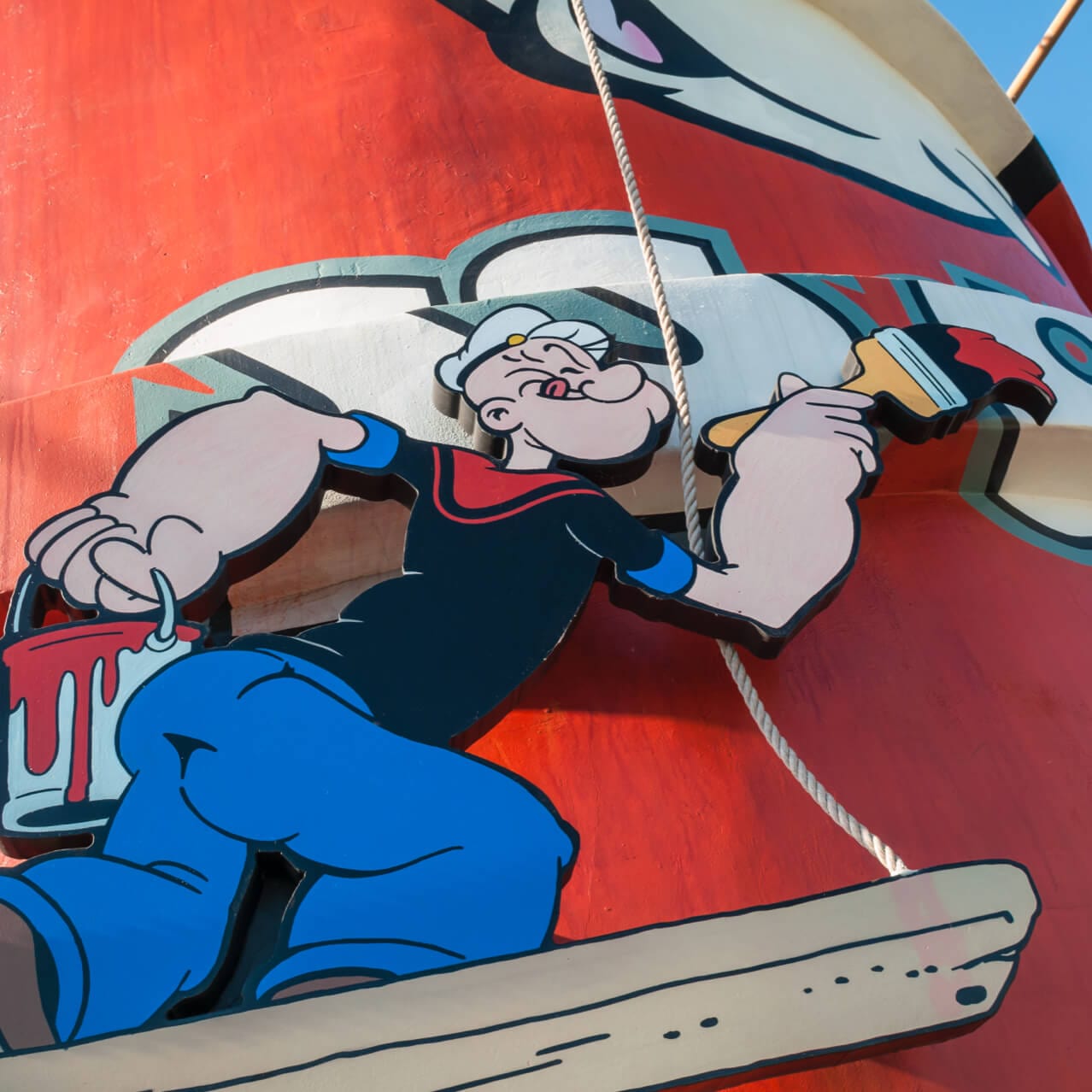 Imagem do desenho animado Popeye pintando a chaminé do Me Ship, The Olive®, área de recreação infantil no Universal Orlando.