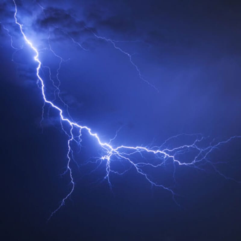 Imagem 2 de Fatos rápidos sobre a Storm Force Accelatron: um relâmpago cruza um céu azul escuro.