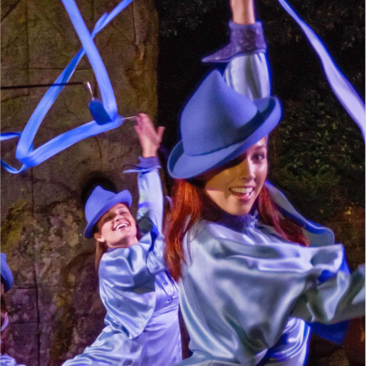 As belas alunas da escola de bruxas de Beauxbatons que deslumbram multidões durante o espetáculo Triwizard Spirit Rally com tema de Harry Potter no Universal's Islands of Adventure.