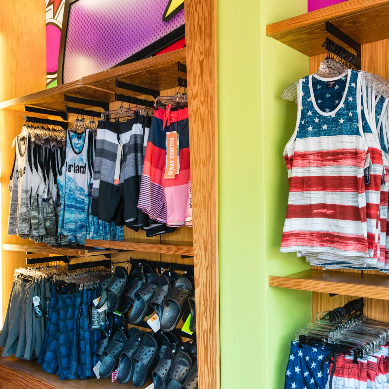Camisetas e shorts em exposição na Wossamotta U, uma loja de presentes na área Toon Lagoon do Universal's Islands of Adventure, em Orlando.