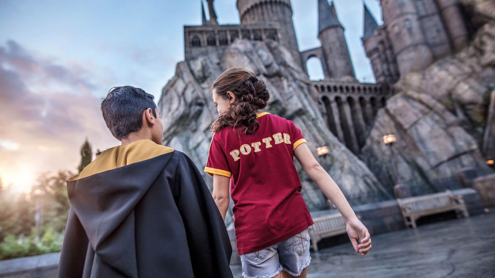 Crianças em frente ao castelo de Hogwarts