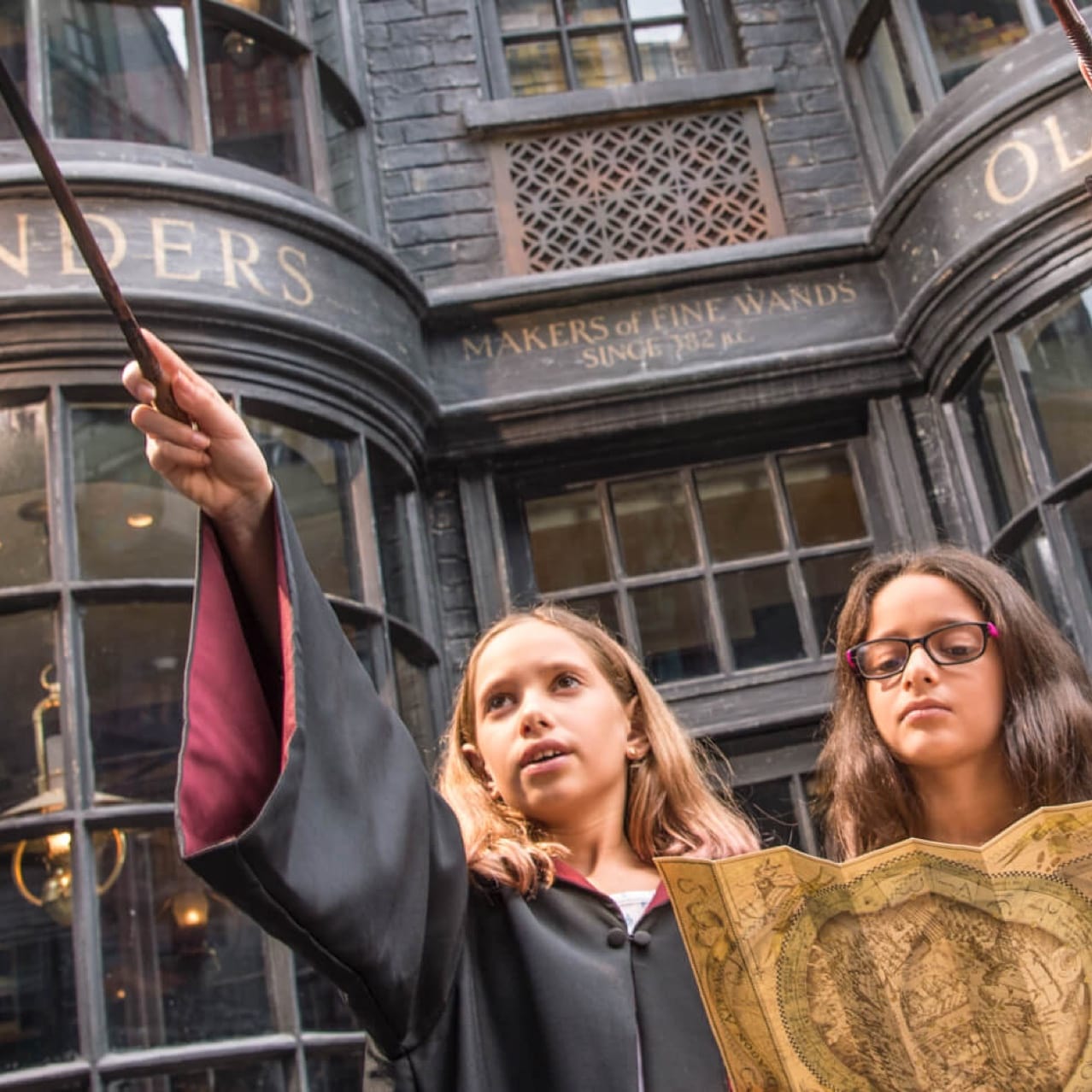 Visitantes em frente ao Ollivanders
