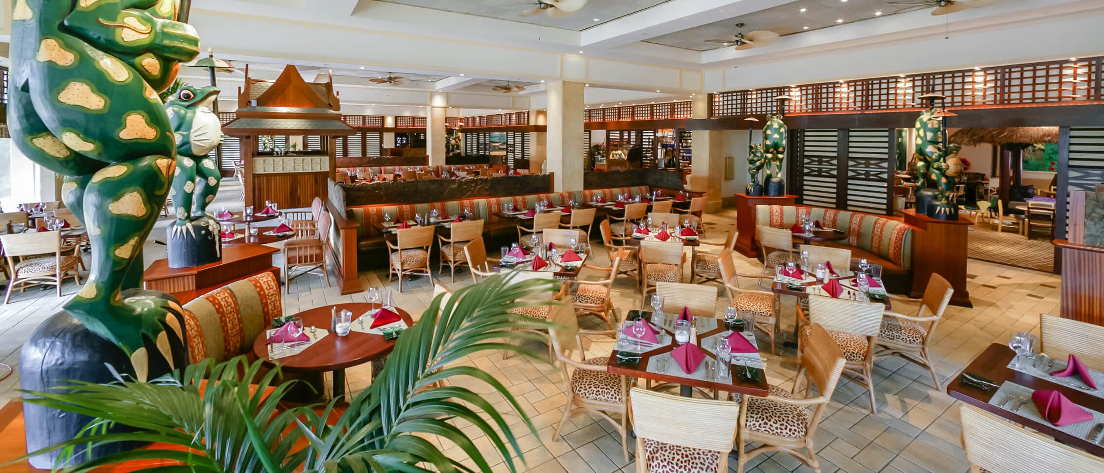 Cadeiras com estampas de animais e a decoração da ilha definem o restaurante Islands Dining Room no Loews Royal Pacific Resort.