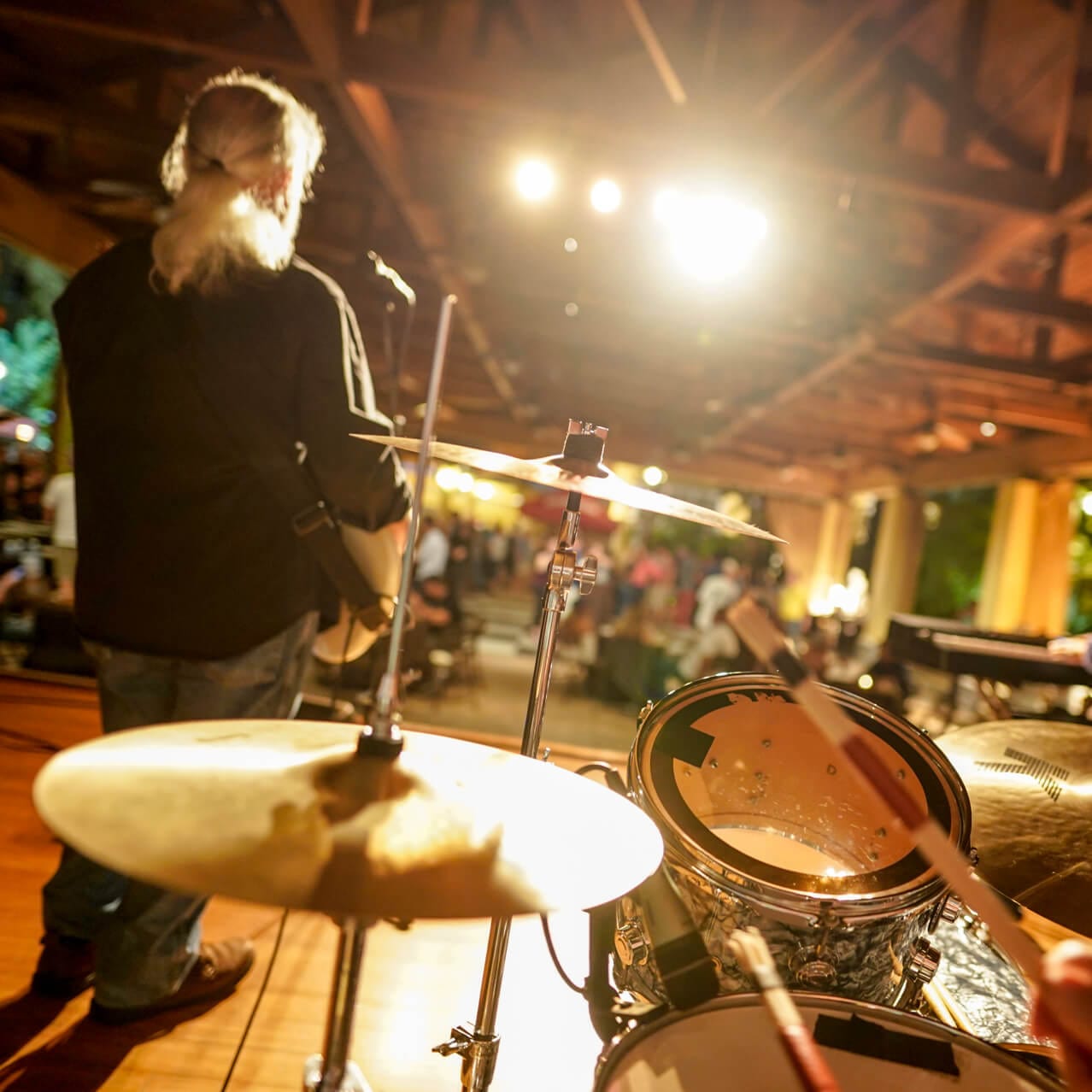 Banda se apresenta em um grande pavilhão ao ar livre durante o Jake's Beer Festival no Loews Royal Pacific Resort em Orlando.