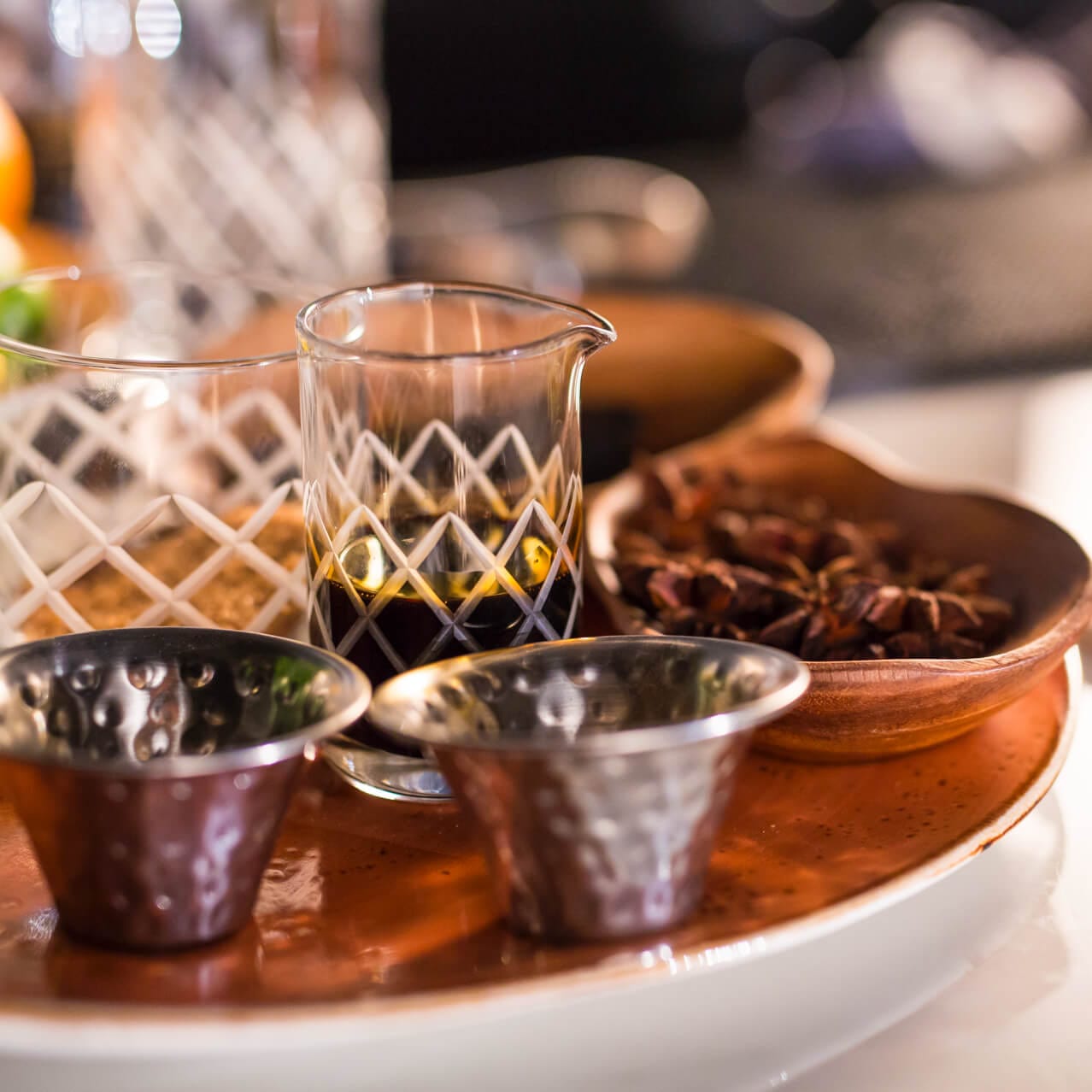 Café e especiarias em exibição no Strong Water Tavern, um lounge dentro do Loews Sapphire Falls Resort que oferece uma variedade de bebidas, tapas e muito mais.