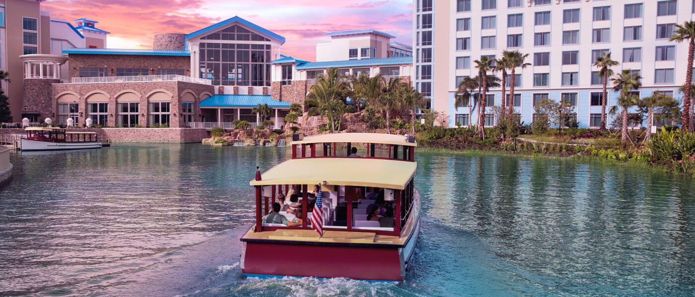 Um táxi aquático oferece transporte dos hotéis do Universal para os parques temáticos.