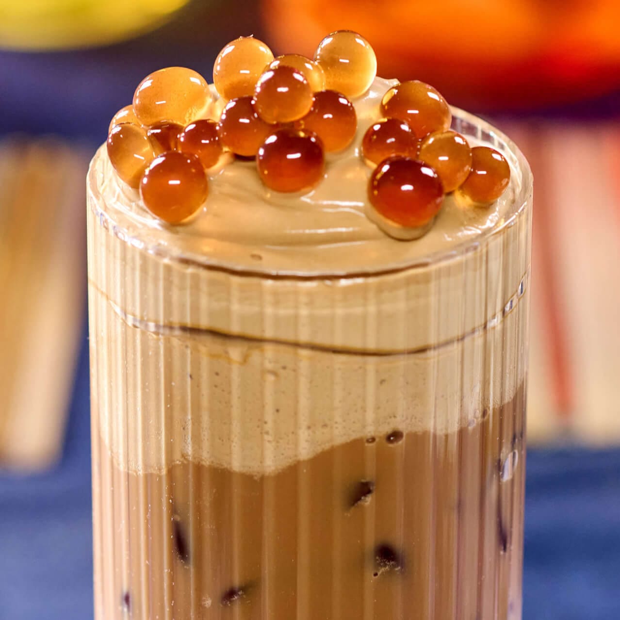 Thai Boba com boba de café sobre uma mistura de espuma, disponível no The Blue Dragon Pan-Asian Restaurant.