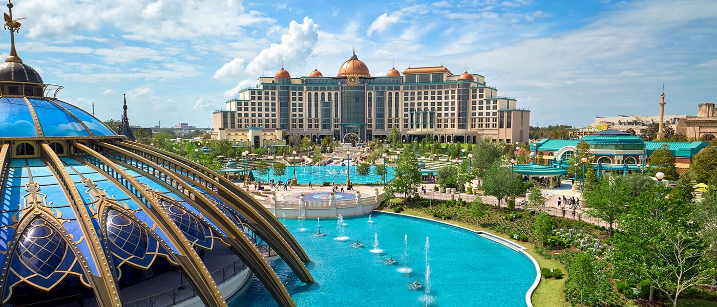 Vista das muitas atrações aquáticas do Celestial Park com o Universal Helios Grand Hotel ao fundo.