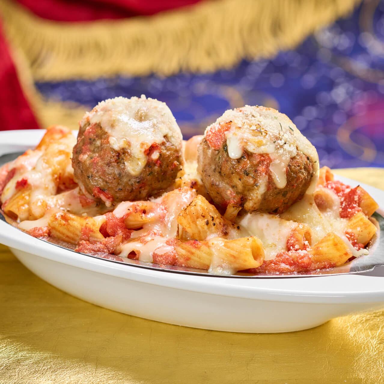 Um prato de Rigatoni Meteor Melt do Pizza Moon com almôndegas.