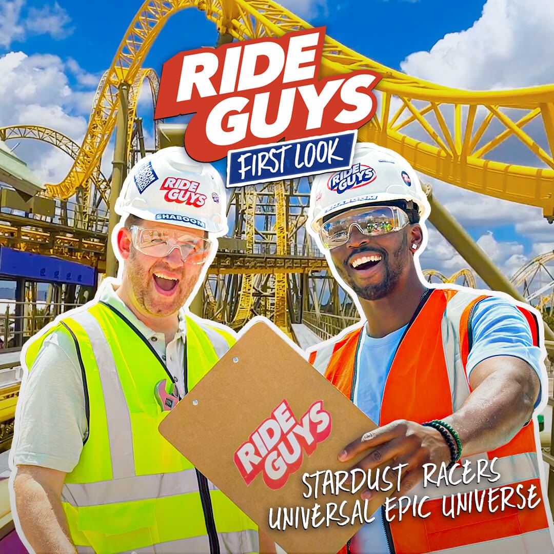 Os Ride Guys usam capacetes em frente à montanha-russa Stardust Racers no Celestial Park no Universal Epic Universe.
