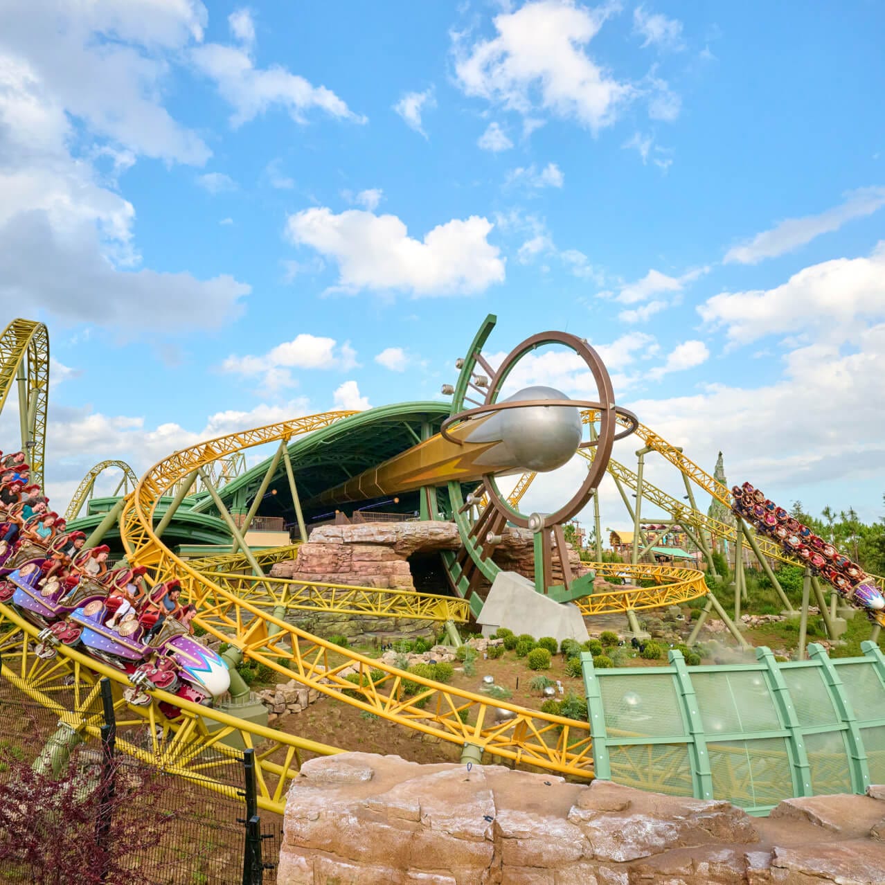 Visitantes cruzam o céu na montanha-russa de lançamento duplo Stardust Racers no Celestial Park, no Universal Epic Universe.