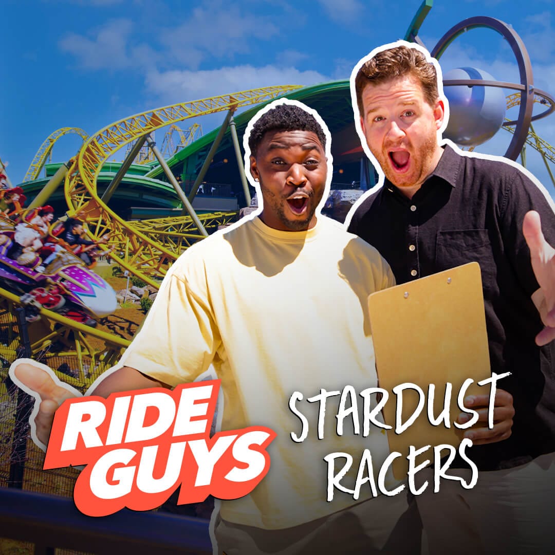 Os Ride Guys, Dylan e Mike, em frente à montanha-russa de lançamento duplo Stardust Racers, prontos para levar você em uma aventura.